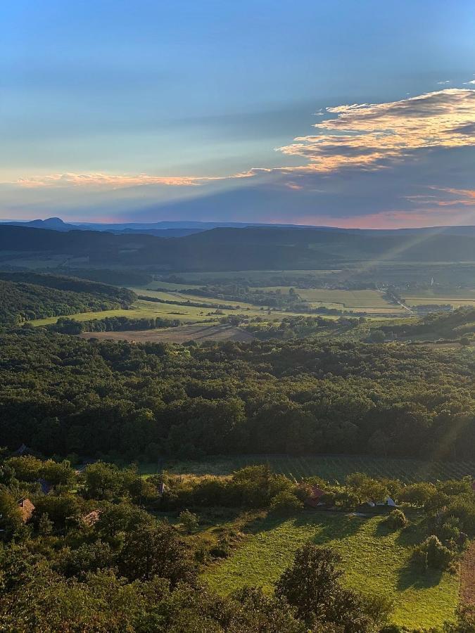 Kis Vulkán Mencshely Esterno foto