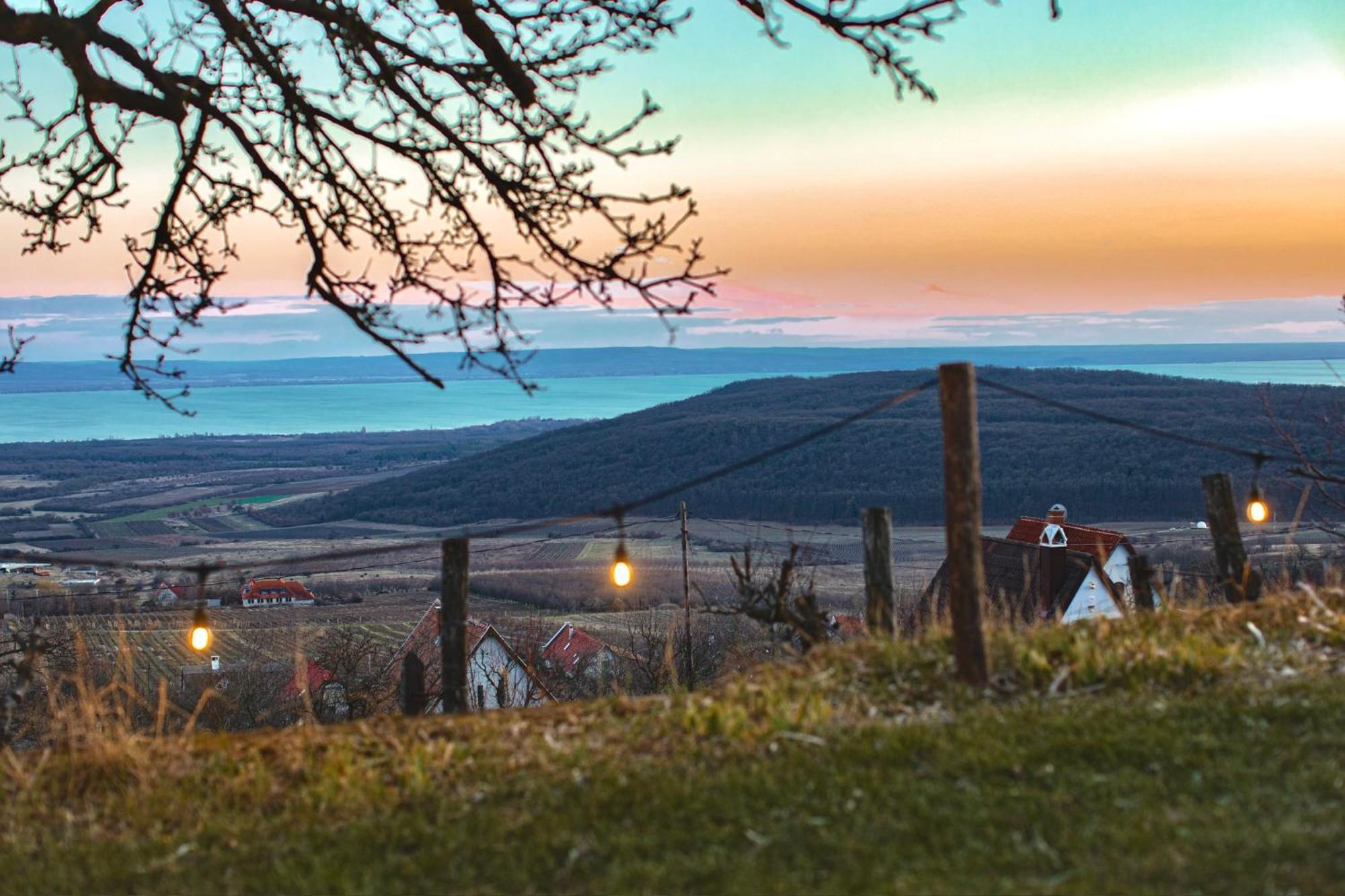 Kis Vulkán Mencshely Esterno foto